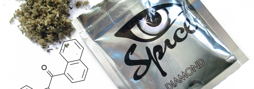 Kuvassa pussi synteettistä kannabinoidia myyntinimellä "Spice".