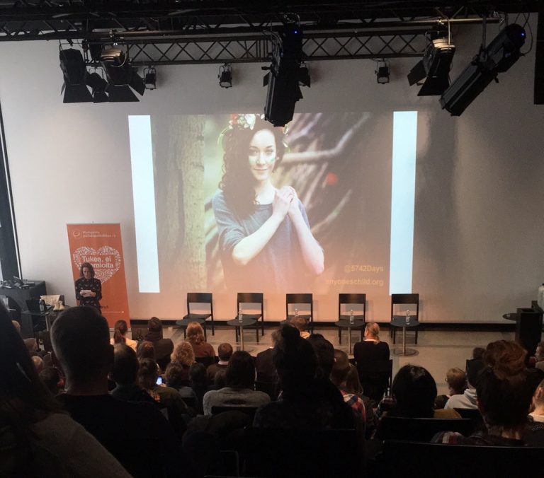 Huumeisiin kuolleen tytön äiti haluaa laillistaa huumeet.