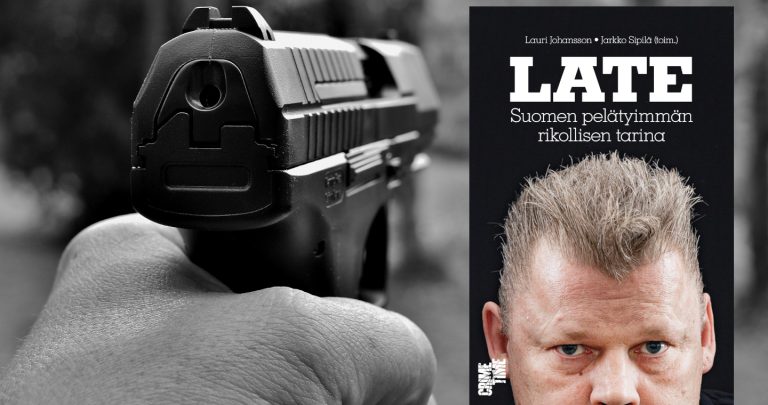 Late – Suomen pelätyimmän rikollisen tarina kirjan kansi ja kuva pistoolia pitelevästä kädestä.