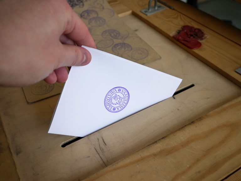 Henkilö äänestämässä kuntavaaleissa.