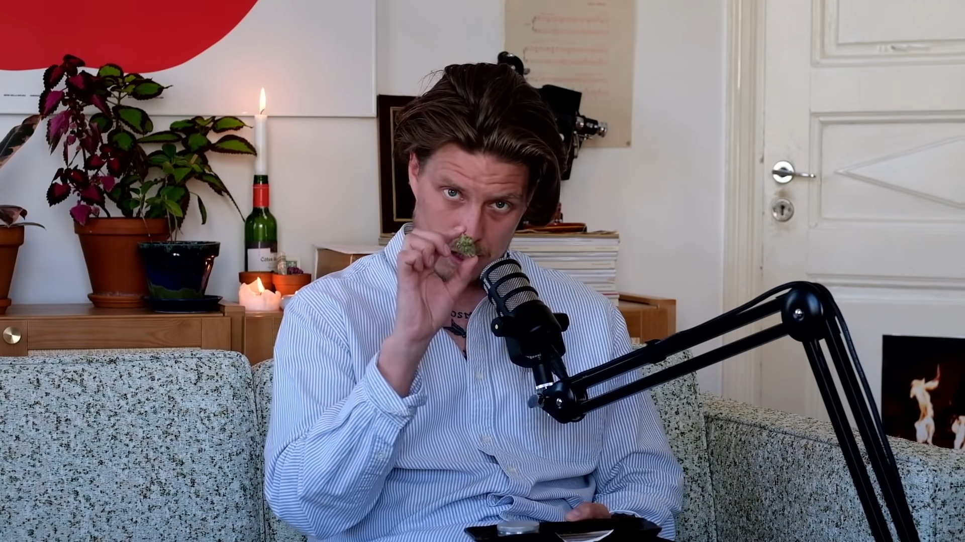 Kuvankaappaus Kaarle Hurtigista ja kannabisnupusta Kaarlen keskusteluohjelma -podcastissa.