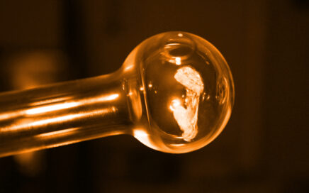 Kuva lasipiipusta, joka soveltuu esimerkiksi alfa-PVP:n käyttöön.